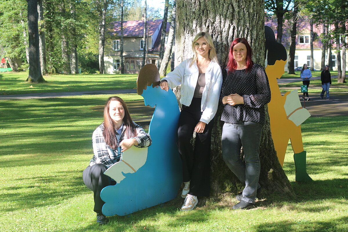 LU Cēsu filiāles studentes Liene Fomina, Vineta Kļaviņa un Elīna Āboliņa. Foto: Iveta Rozentāle, laikraksts "Druva" Trīs studentes parkā pie koka