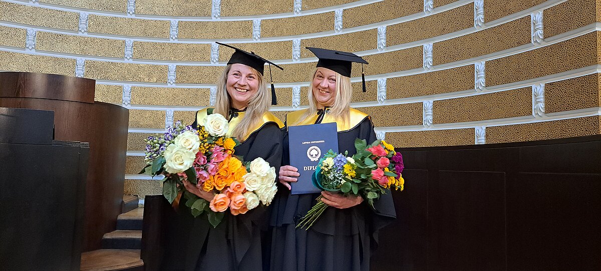 LU Cēsu filiāles absolventes, no kreisās: Krista Baldiņa un Vineta Berga.