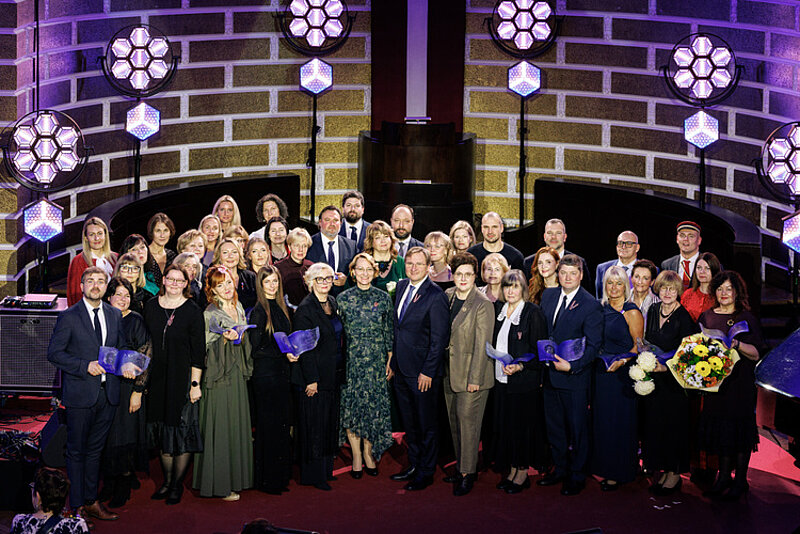 Godināti Latvijas izcilākie pedagogi – pasniegtas balvas “Latvijas Gada skolotājs 2025”