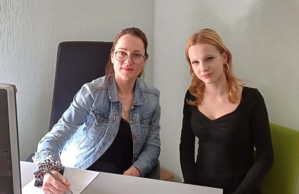 Ēnu diena - Cēsu filiāles lietvede kopā ar skolnieci - "ēnotāju"
