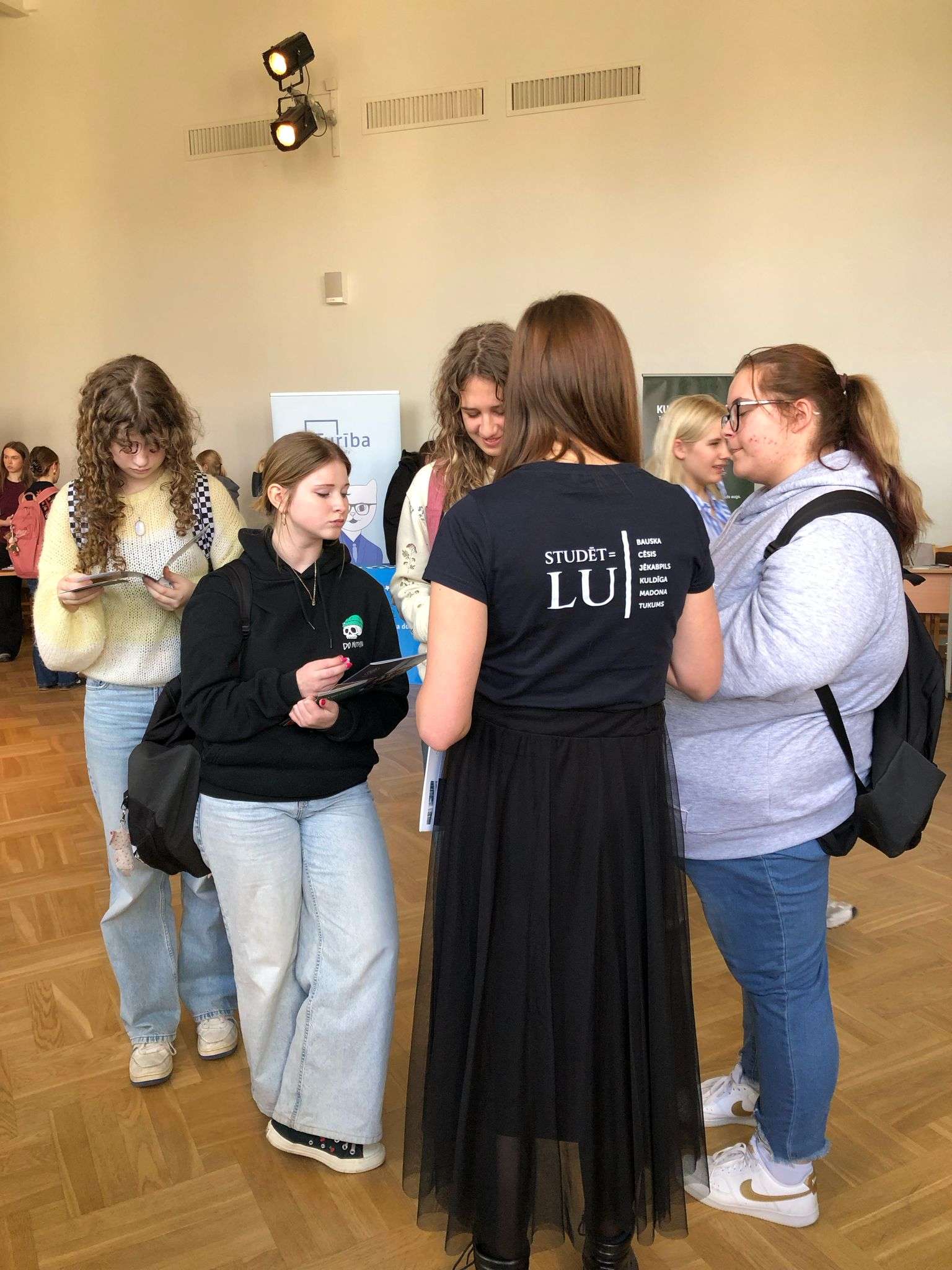 Cēsu filiāles pārstāve informē skolēnus par studiju iespējām